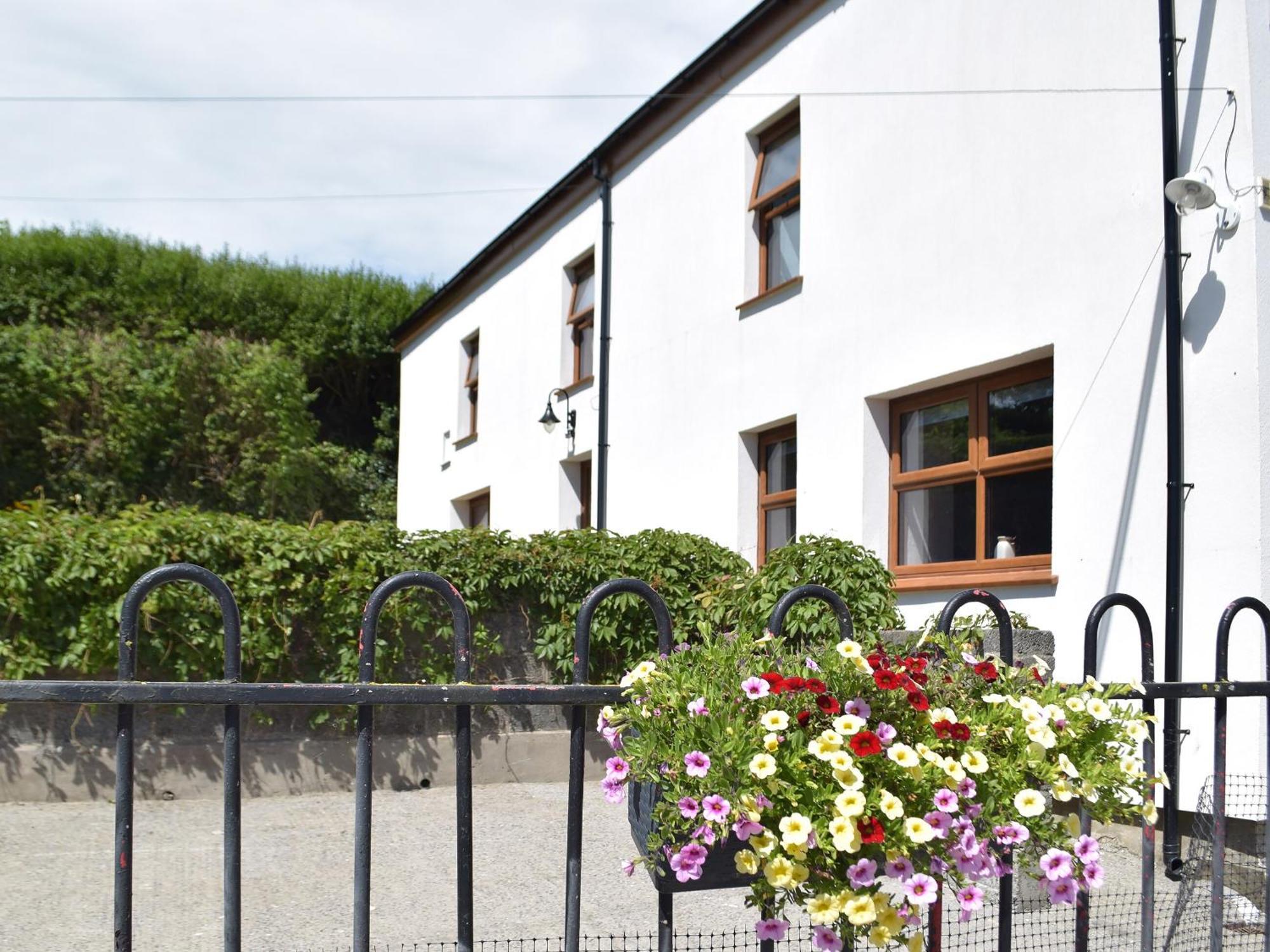 Ty Celyn Farmhouse Pontyates Ngoại thất bức ảnh
